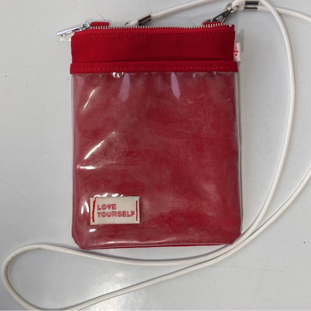 BTS Love Yourself world tour 2018 red bag
▪️7.5” x 5,5”
Good condition